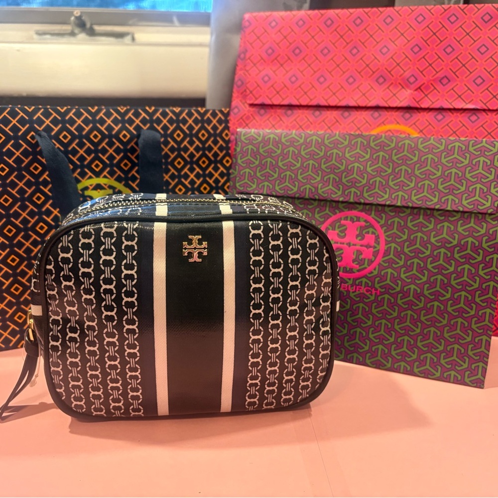 Tory Burch Black and White Chain Pattern Bag Authentic comes with box/bag - Picture 2 of 4